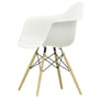 Vitra - Eames Plastic Fauteuil DAW (h 43 cm), honingas / wit, wit vilt (harde vloer)
