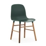 Normann Copenhagen - Form Chair, houten poten, walnoot / groen
