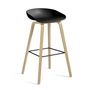 HAY - About A Stool AAS 32 H 65 cm, eiken gelakt / zwart staal / zwart 2. 0 (kunststof glijdoppen)