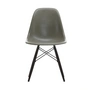 Vitra - Eames fiberglass side chair dsw, esdoorn zwart / eames ruwe omber (vilten glider basic dark)