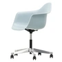 Vitra - Eames Plastic Armchair PACC RE, gepolijst / ijsgrijs, zachte wielen (harde vloer)