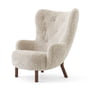 & Tradition - Petra Lounge Chair VB3, hoge rug, geolied notenhout / Moonlight schapenvacht