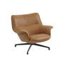Muuto - Doze Lounge Chair Low, draaivoet antraciet-zwart / bekleding cognac (Refine leer)