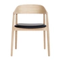 Andersen Furniture - AC2 Stoel, eiken wit gepigmenteerd / zwart PU leer