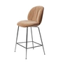 Gubi - Beetle Soft Counter Chair, voor bekleed, zwart chroom / zitschaal walnoot / Belsuede Special FR Dedar (132)