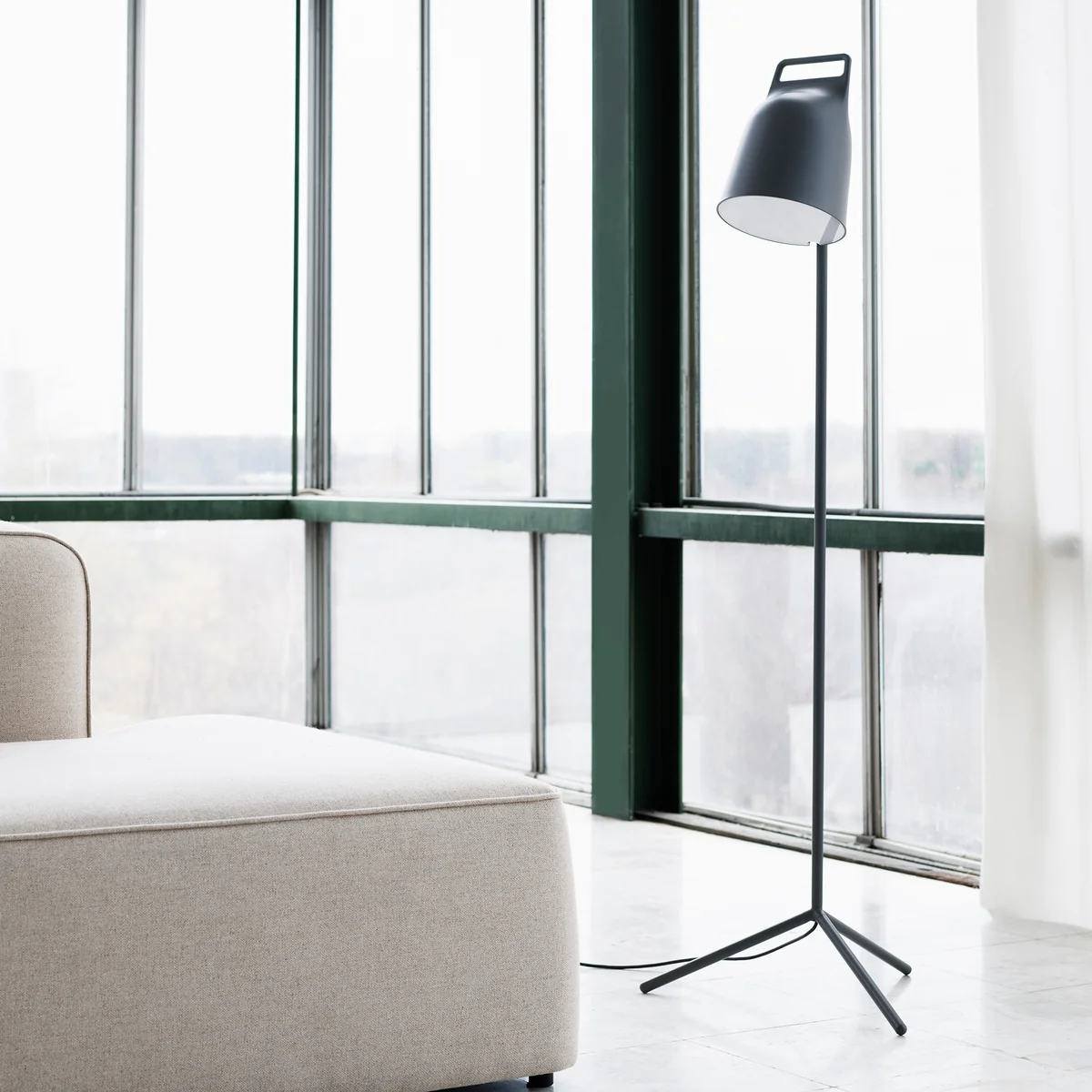 De Stage LED-bodemlamp van Normann Copenhagen voor een raamgevel