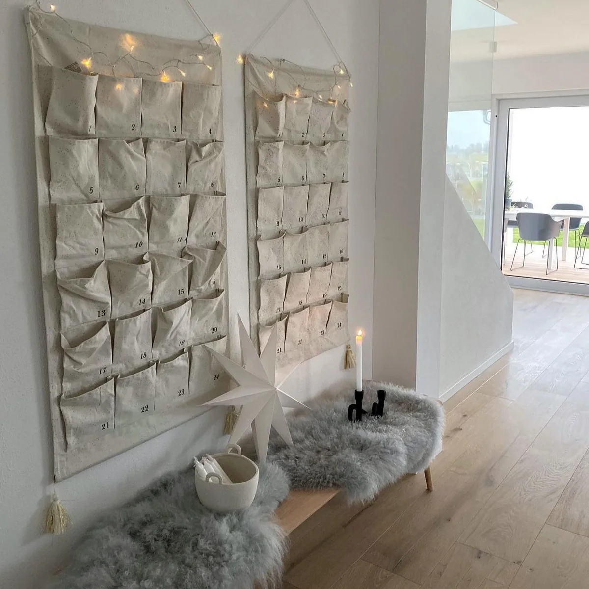 De Mashel kandelaar van Bloomingville op de salontafel naast andere kandelaars.