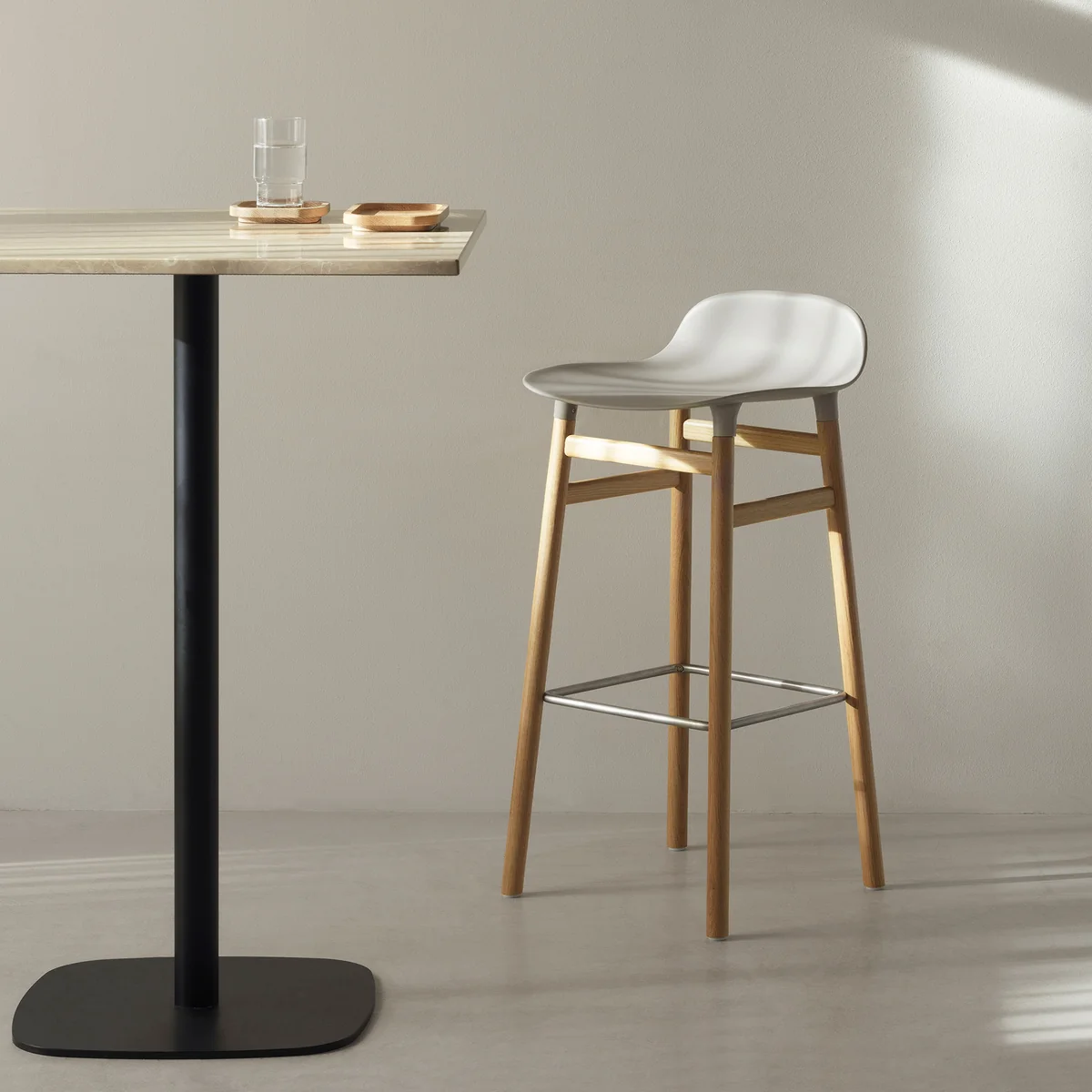 Form Barkruk 75 cm, eiken frame van Normann Copenhagen
