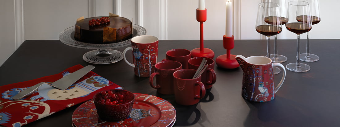 Elk jaar brengt Iittala - op tijd voor Kerstmis - enkele van de meest populaire serviezen en tafeldecoraties in feestelijk rood op de markt.