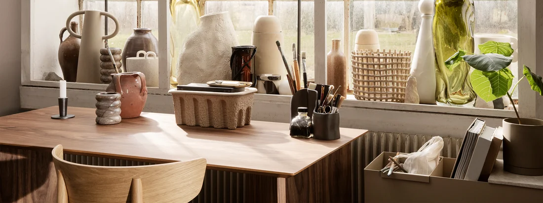 Met de Office collectie wil Ferm Living een nieuwe impuls geven aan het dagelijks werk. Van planken van gerookt eikenhout in subtiele kleuren tot pennenhouders van gepolijst messing en dienbladen van geperforeerd metaal met poedercoating.