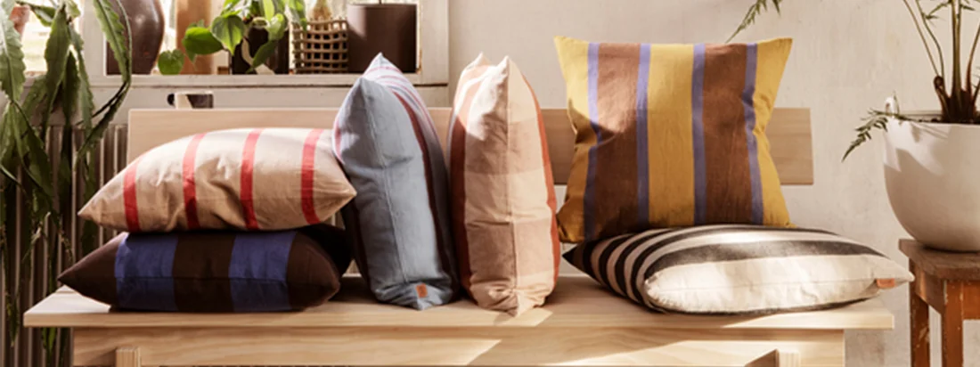 Ferm Living is niet alleen bekend om hun keukengerei en kantooraccessoires, maar heeft ook een grote selectie kussens en dekens om de feel-good factor binnen je eigen vier muren te verhogen.