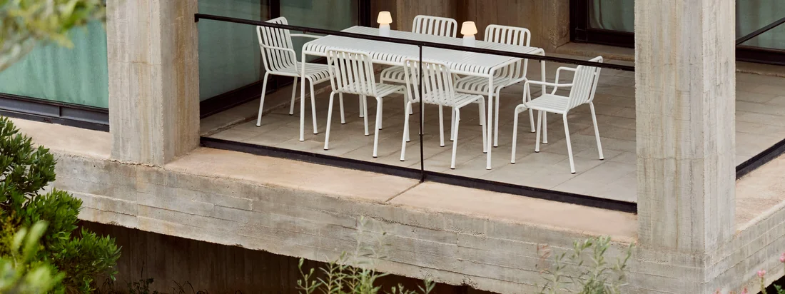 Groepsimago van de Palissade collectie van HAY Elegant tuinmeubilair dat uw buitenruimte transformeert en functionele en esthetische aspecten combineert.