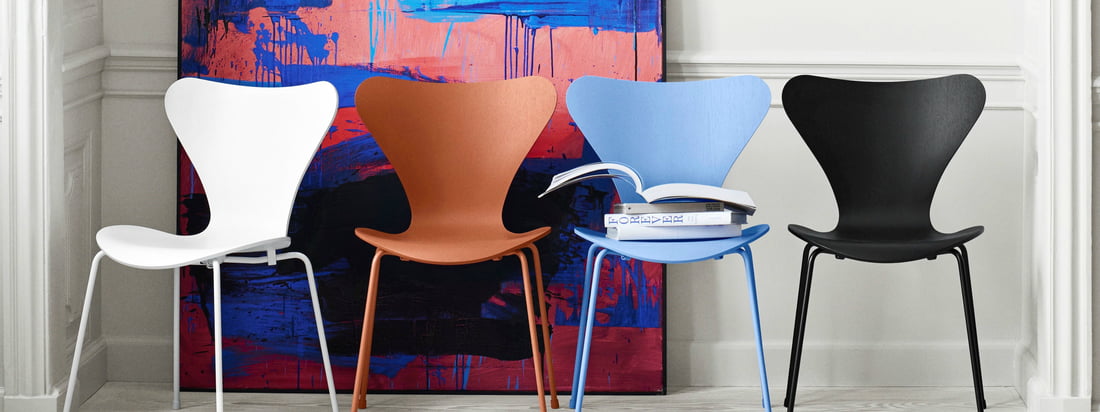 Tal R geeft de Serie 7-stoel van Arne Jacobsen een nieuwe kleur: monochroom, van top tot teen in één kleur, de designstoelen van de fabrikant Fritz Hansen zijn er nu in de kleuren zwart, wit, Chavalier Orange en Trieste Blue.