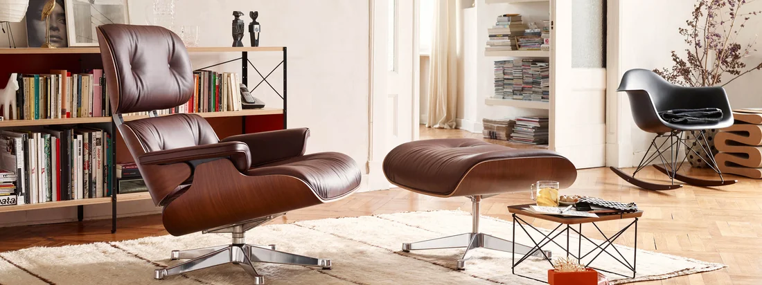 Lifestyle productafbeelding: De Lounge Chair van Vitra uit leer werd bedacht door Charles en Ray Eames. De twee ontwerpers ontwierpen de comfortabele leren stoel voor een vriendin.