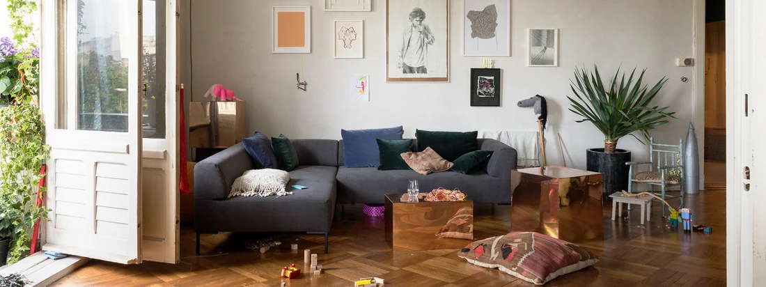 De rechte zijkanten en de licht gebogen vulling van de 185 sofa-hoekbank nodigt uit tot een pauze en ontspanning. Het frame van de modulaire bank bestaat uit delicaat uitziende voeten, wat bijdraagt aan de lichtexpressie.