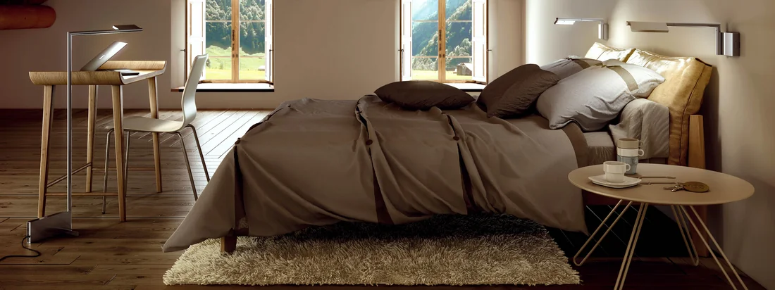 De lamp bestaat uit een voet met een zwenkarm waarop een verstelbare lampenkap is bevestigd. Het leeslampje bevindt zich ruim boven het bed.