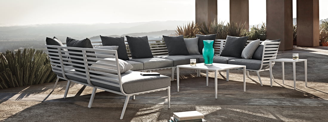 Gloster - Vista Lounge Series. Lifestyle product image van de Gloster - 180 Lounge Series. Dankzij de Vista fauteuil en tafels kan er eenvoudig een aantrekkelijke buitenruimte worden gecreëerd, die uitnodigt tot ontspannen in stijl.