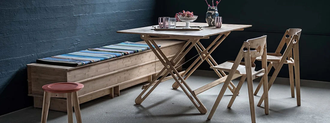 De We Do Wood - Field klaptafel in het sfeerbeeld. Het is met name geschikt voor iedereen die maar een beperkte ruimte in het appartement of huis heeft, omdat de tafel gemakkelijk in enkele seconden kan worden gedemonteerd.