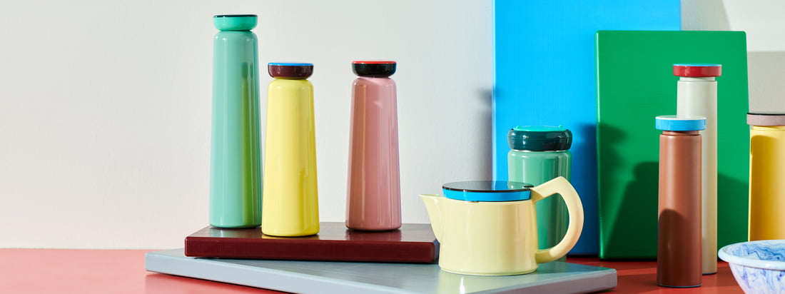De producten van George Sowden of Hay worden gekenmerkt door hun edele en speelse kleuren. De contrasten zijn vooral effectief in ensembles met andere stukken uit de collectie.