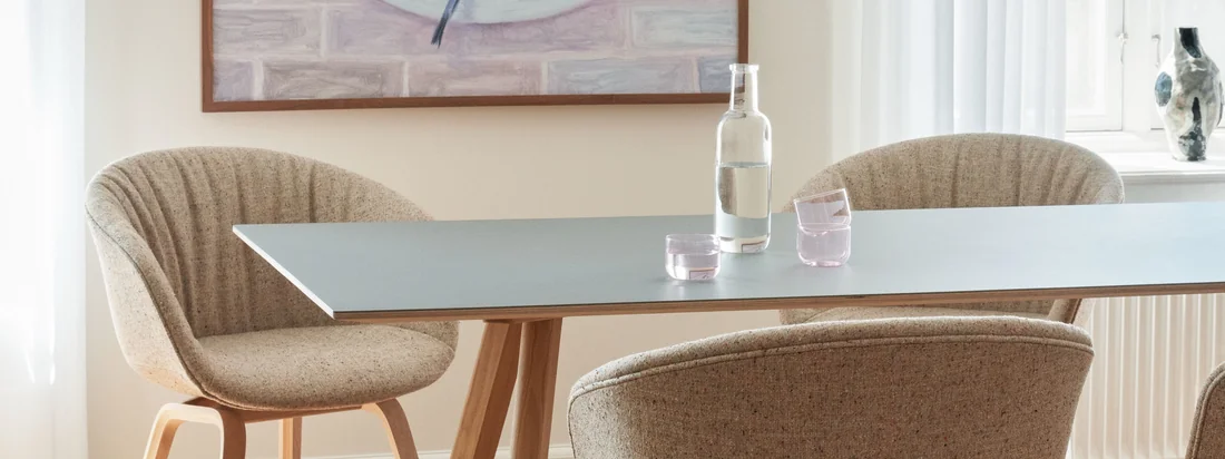 Met zijn eenvoudige vormentaal en elegante design past de About A Chair AAC 23 Soft in de variant mat gelakt eiken / volledig gestoffeerd Bolgheri LGG60 in elke ruimte.