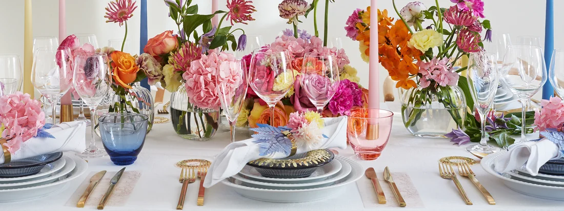 Het Hammershøi servies van Kähler Design vult elkaar prachtig aan en is gemakkelijk te combineren. Samen siert het tijdloze servies de tafel voor een elegante dineravond of een zondagse brunch.