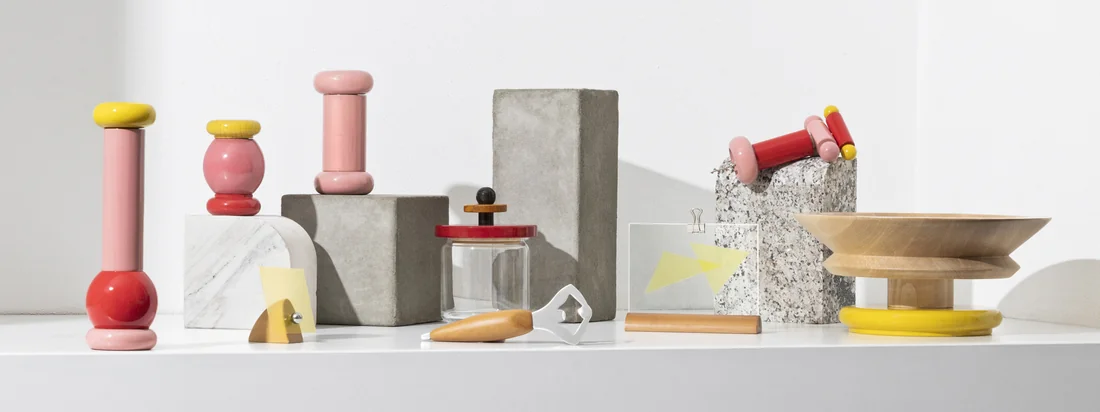 Met de Twergi collectie doet Alessi sinds 1989 de eeuwenoude fabricagetraditie op de draaibank herleven. De collectie bestaat uit praktische keukenaccessoires in felle kleuren en ongewone vormen.