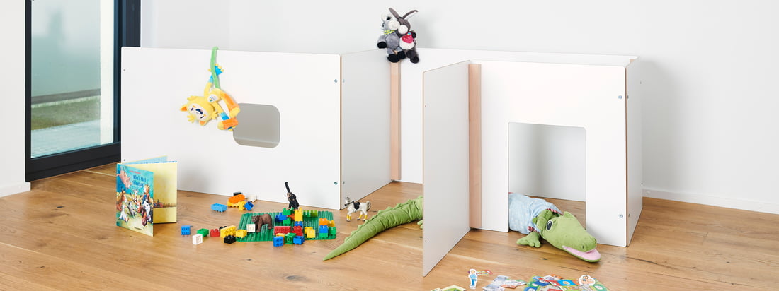 De collectie Kids van Tojo overtuigt met multifunctionele en doordachte meubelen. Het eenvoudige ontwerp en de mix van wit en natuurlijk hout past harmonieus in elke kinderkamer.