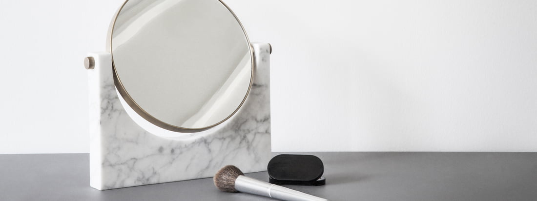 Beeld van de Pepe marmeren spiegel van Menu. De spiegel presenteert zich in een tijdloze vorm en is perfect geschikt als make-upspiegel in de badkamer.