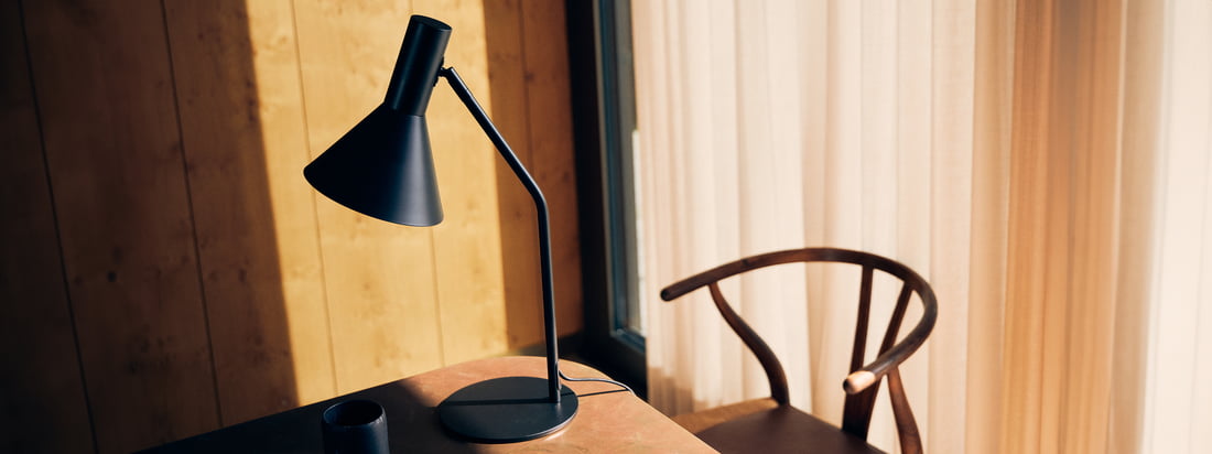 Ontworpen door Toni Rie, Hoofd Design bij Frandsen, is de Lyss lamp tijdloos en praktisch. De lampenkap kan vrij worden bewogen via het scharnier tussen kap en arm, de lamp zelf is voorzien van een stijlvolle textielsnoer.