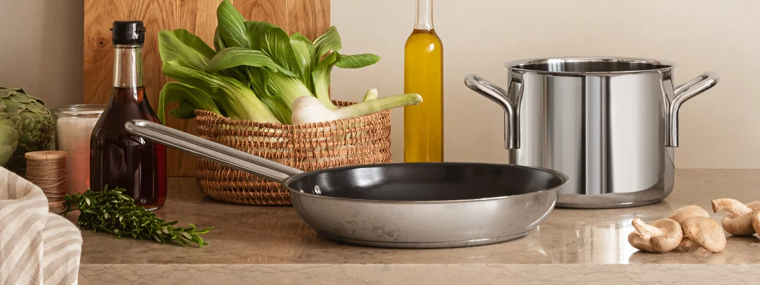 Steel Line overtuigt met de stijlvolle uitstraling en de kwalitatieve optimalisatie van de klassiekers van Eva Trio . Afzonderlijk of als set - het 1977-design is een blikvanger in elke keuken.