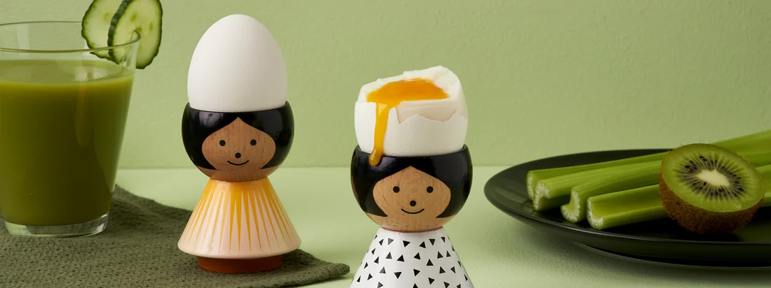De ongeveer 6 cm hoge figuren van beukenhout zijn allemaal uitvoerig met de hand beschilderd en genieten in Scandinavië een cultstatus. De eierdopjes kunnen worden gereinigd met een vochtige doek.