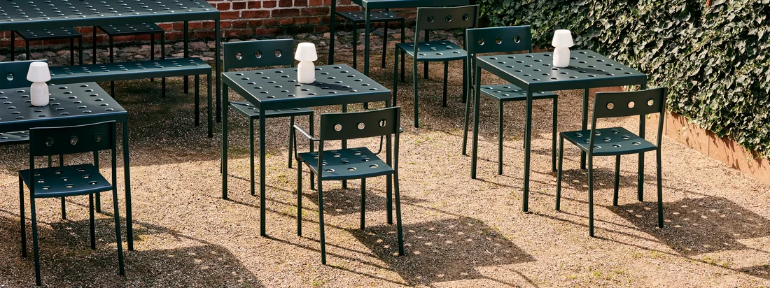 De Balcony buitenmeubelen van HAY in het sfeer uitzicht. Het geperforeerde ontwerp vormt een decoratieve blikvanger die een gedurfd statement maakt in het interieur.