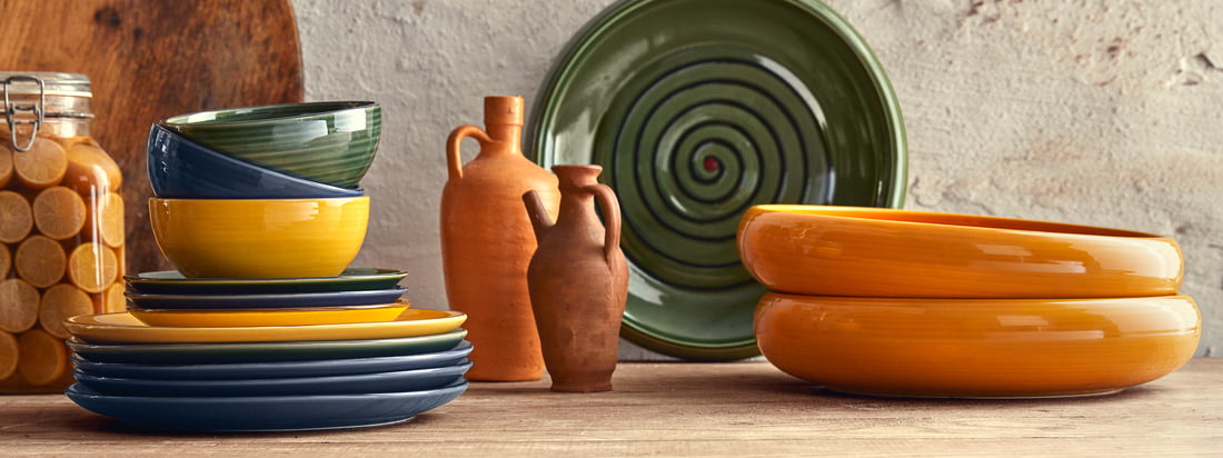 De nieuwe serviescollectie Colore is geïnspireerd op Kählers trotse traditie van vakmanschap en de keramisten die de allereerste kommen, kopjes en borden maakten in de oorspronkelijke pottenbakkerij van Kähler.