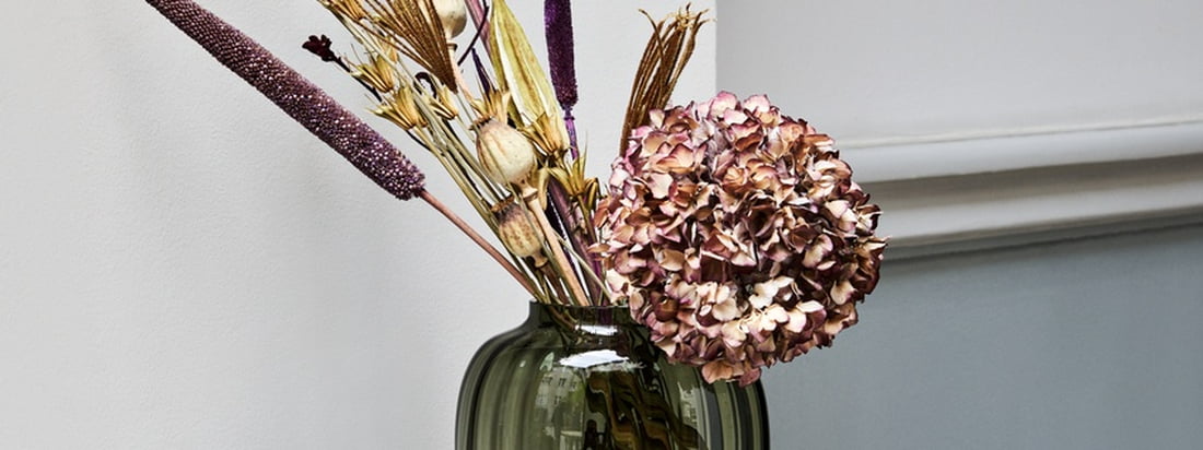 In een mix van materialen, maar met een eenvoudige vorm, zien vazen er niet alleen indrukwekkend uit met een boeket bloemen, maar kunnen ook heel goed op zichzelf staan als statement stuk.