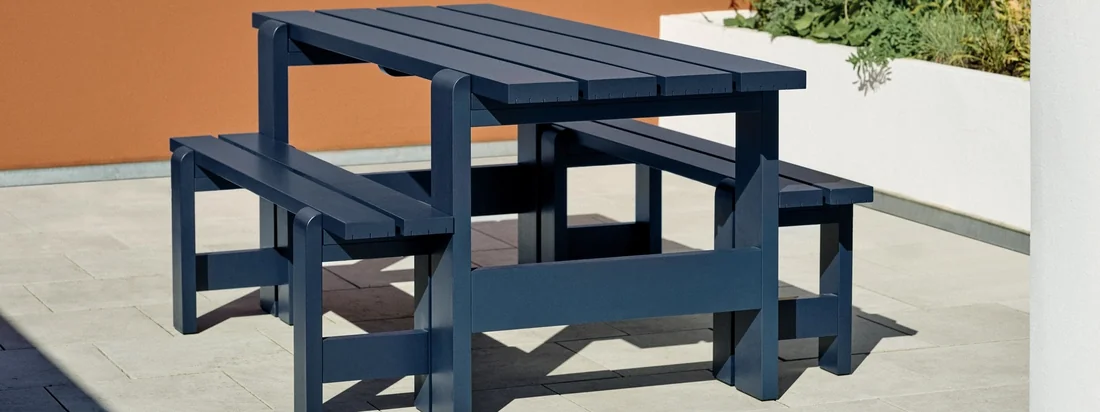 De Weekday Outdoor collectie, ontworpen door Hannes & Fritz voor HAY, brengt mensen samen. Het robuuste uiterlijk met de afgeronde hoeken straalt een vertrouwde warmte uit die uitnodigt om te blijven hangen.