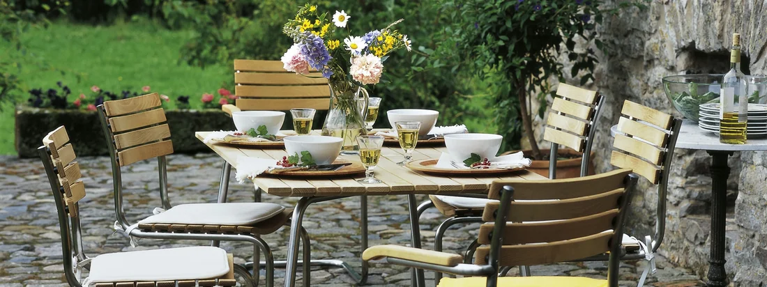 Zodra de dagen langer en de nachten milder worden, worden we naar buiten getrokken. Met elke zonnige dag wordt de leefruimte buiten een beetje meer uitgebreid. Wie houdt er niet van de frisse lucht en de zachte warmte van de eerste zonnestralen? Balkon, terras en tuin zijn een belangrijk onderdeel van onze levenskwaliteit.