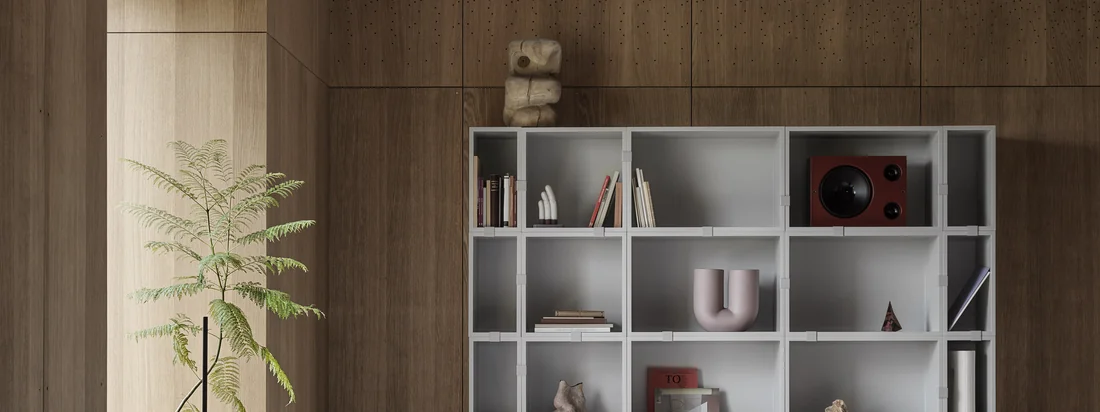 Met de Muuto Stacked modules in drie verschillende maten, verbindingsbeugels en een eenvoudig podium kan een individueel rekkensysteem worden geconfigureerd.