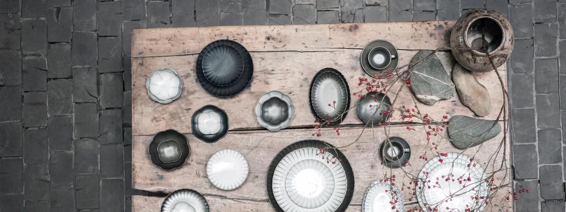 Inku Tableware by Sergio Herman by Serax is een collectie die culinaire knowhow combineert met artistiek vakmanschap. In samenwerking met de gerenommeerde chef-kok Sergio Herman creëert Serax een servieslijn die Herman's passie voor innovatieve smaken en onberispelijke presentatie belichaamt.