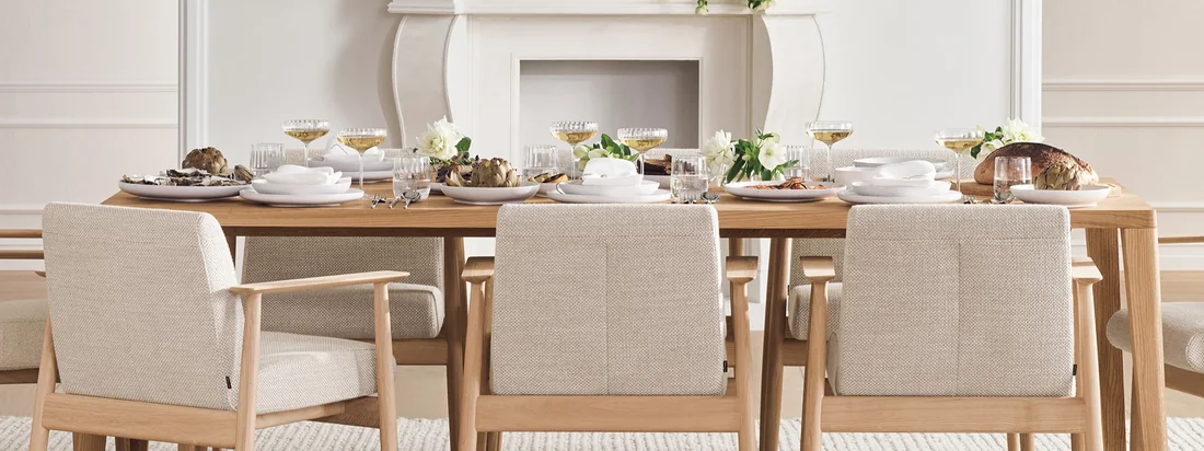 Het wordt gekenmerkt door slanke lijnen, poëtische hoeken en het gebruik van massief, FSC®-gecertificeerd hout, dat uitnodigt om de meubels met al je zintuigen te verkennen, aan te raken en te ervaren.