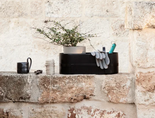 Ontdek een breed assortiment bloempotten, plantenbakken, gieters en dierenbenodigdheden!