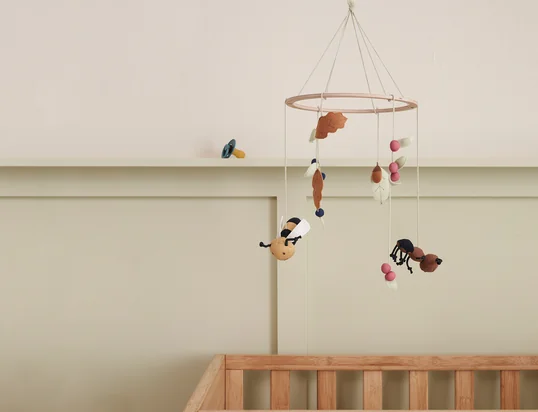 Mobielen voor kinderen en volwassenen. Figuurlijke en versterkte vormen.