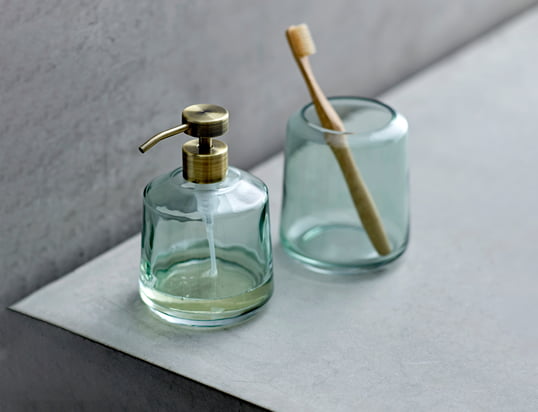 De Vintage tandenborstel tuimelaar en de zeepdispenser van Södahl zijn gemaakt van gekleurd glas en verfraaien de badkamer met hun authentieke retro uitstraling.