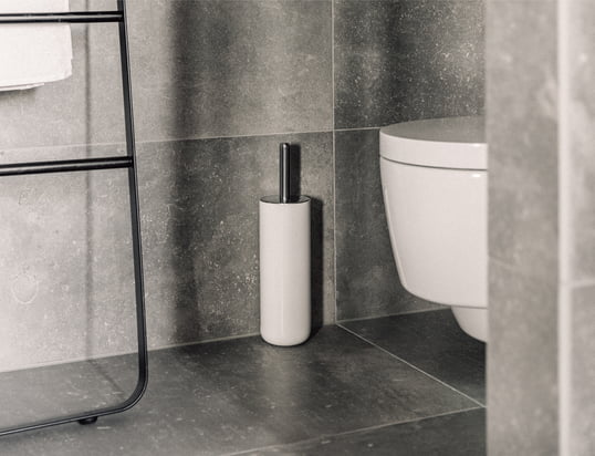 De Bath toiletborstel past perfect in elke badkamer dankzij zijn tijdloos design en is optioneel verkrijgbaar in een versie voor aan de muur.
