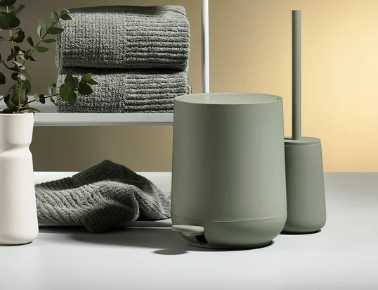 De Nova pedaalemmers hebben een geruisloze sluitfunctie en ogen tijdloos en bijzonder elegant in de badkamer dankzij de harmonieuze rondingen.