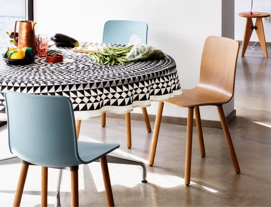 Het tafelkleed van Vitra in de ambiance-optiek: Het patroon van het tafelkleed en de eenvoud van de Hal Wood stoelen maken van elke eetkamer een absolute blikvanger.