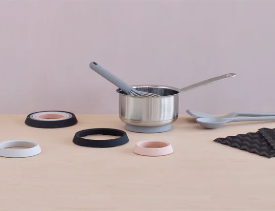 De Place-It onderzetters van Rig-Tig by Stelton in het sfeerbeeld: De stijlvolle onderzetters beschermen de eettafel optimaal tegen hete potten en pannen van verschillende afmetingen.
