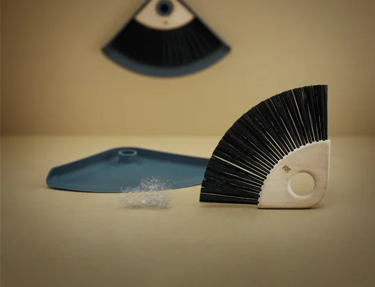 De Sweep-It stoffer met handborstel in de ambiance-optiek: De stoffer is niet alleen plaatsbesparend en nuttig, maar ook uiterst decoratief met zijn grafisch design.