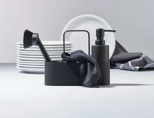De vaatwasset met schoonmaakdoekje van Zone Denmark in de ambiance-optiek: de stijlvolle vaatwasset in monochrome look past perfect in elke keuken.