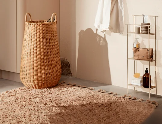 De gevlochten rotan wasmand van ferm Living : De wasmand oogt bijzonder rustig en natuurlijk en vindt in elke kamer een passende plaats.