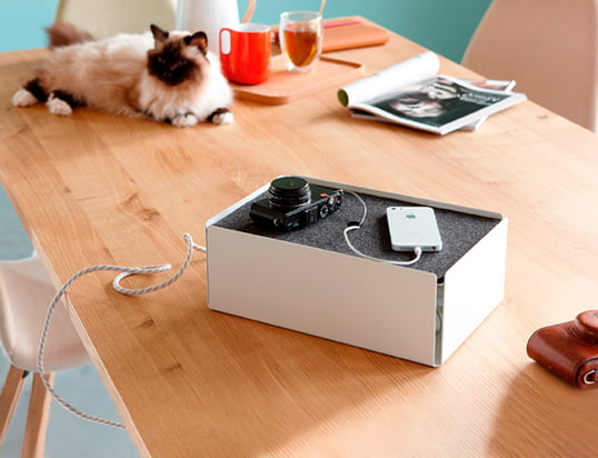 De Charge Box van Konstantin Slawinski in het sfeerbeeld: de box verbergt oplaadkabels van iPhones, camera's en andere apparaten stijlvol op de keukentafel.